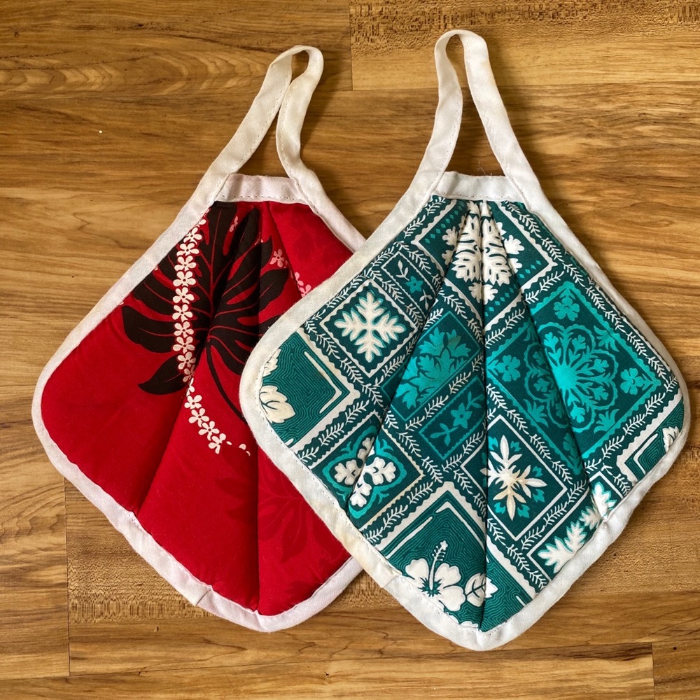 Pair of Lanakila Crafts Hawaii print pot holders